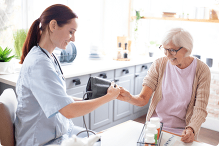 Pflegedienst Blutdruckmessung Seniorin